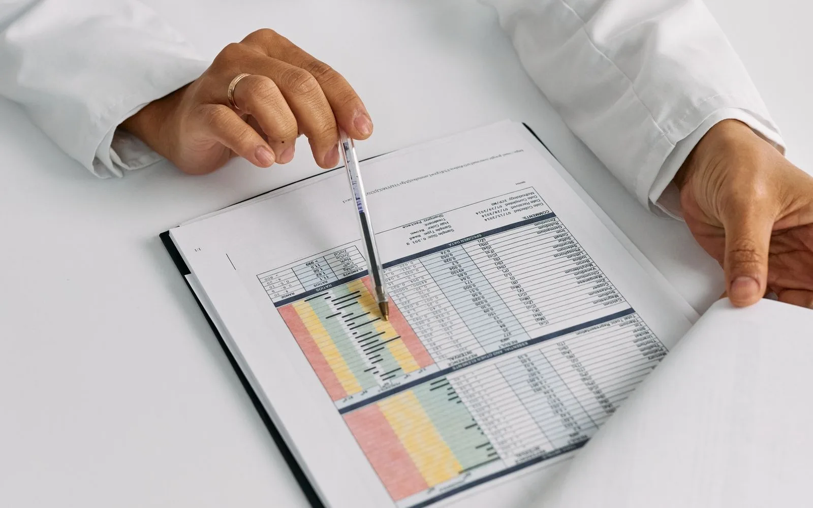 Especialista revisando literatura técnica y resultados de laboratorio